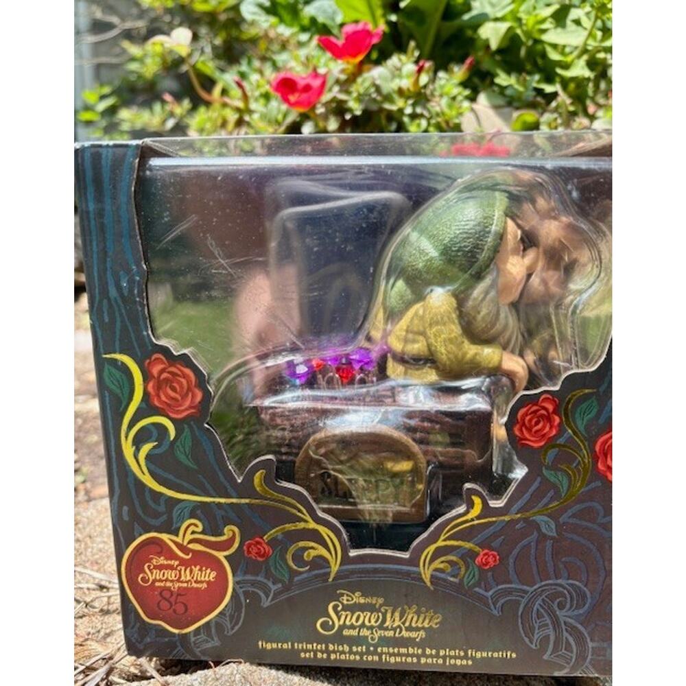 Disney's Snow White & the 7 Dwarfs SLEEPY Figurine New Sealed In Box